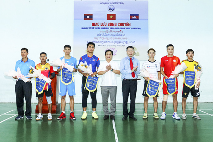 Ho Van Mung presenting flowers and souvenir flags to teams (Photo: Van Chuong)