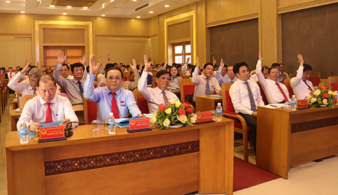 Các đại biểu biểu quyết thống qua chương trình kỳ họp