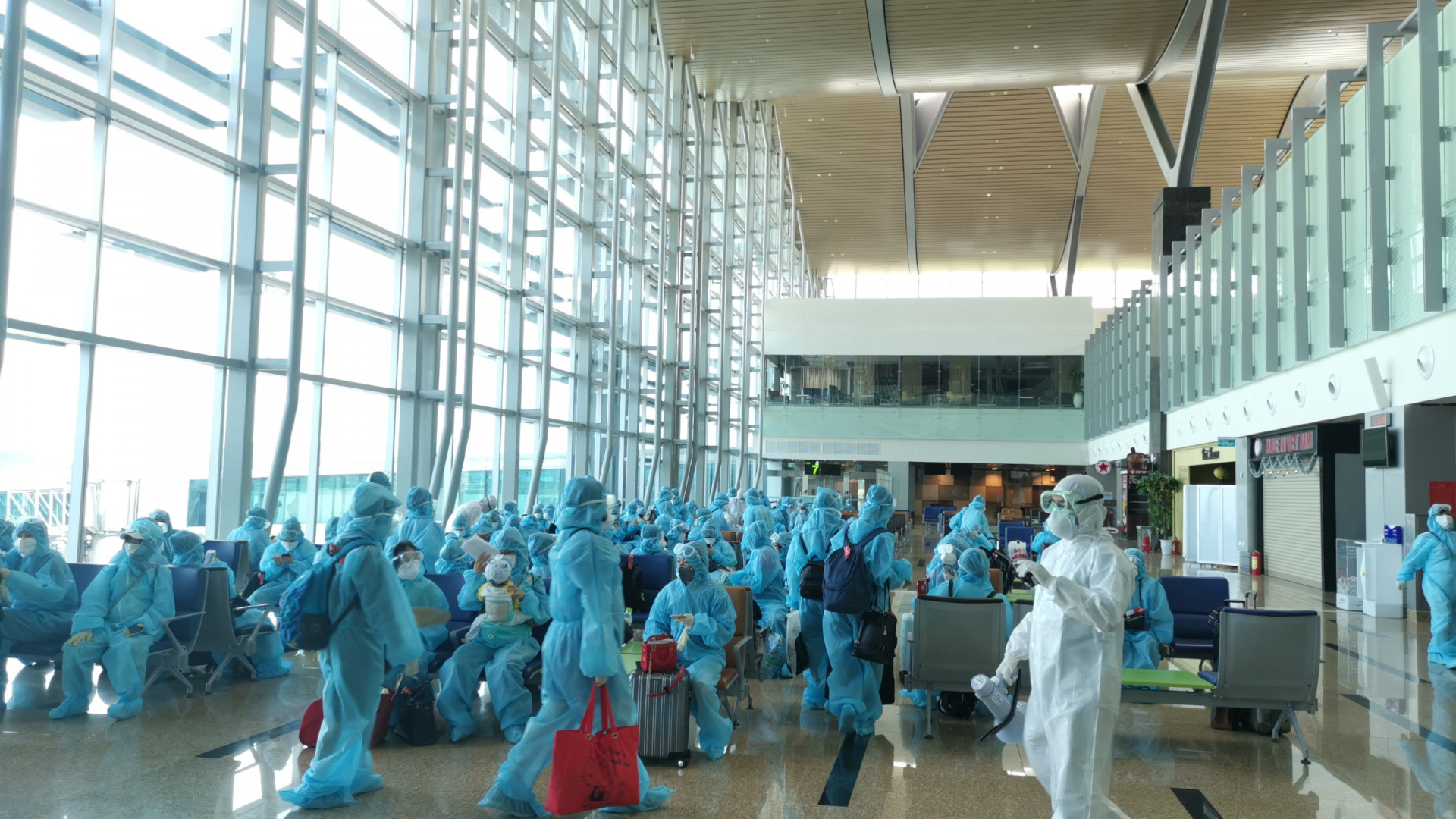Các công dân về từ nước ngoài nhập cảnh tại Sân bay quốc tế Cam Ranh