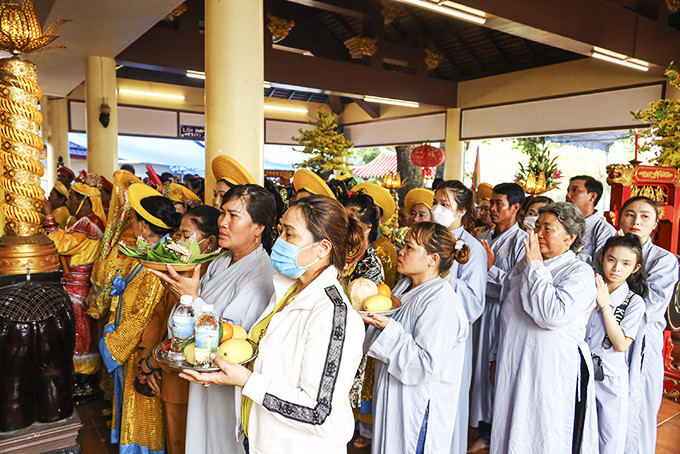 Pilgrims offering sacrifice to Thien Y A Na Holy Mother