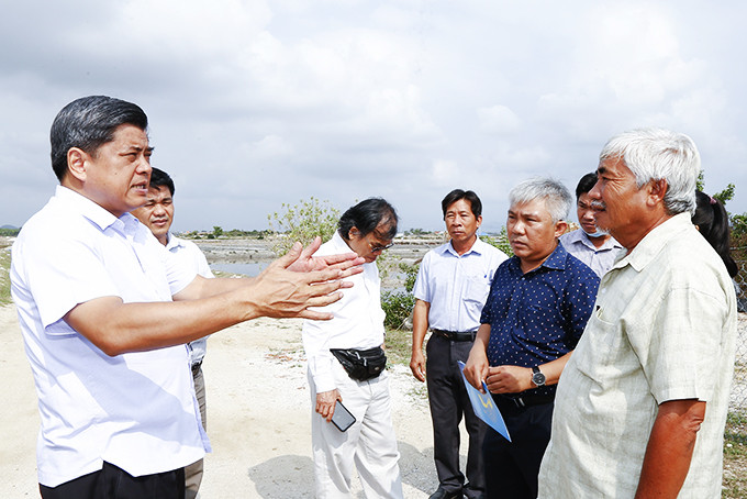 Thứ trưởng Trần Thanh Nam (bên trái) trao đổi với diêm dân Ninh Diêm.