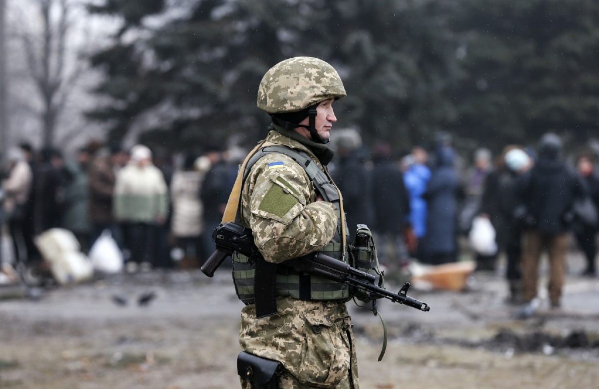Một binh lính Ukraine ở Debaltseve, khu vực Donetsk. Ảnh: Reuters