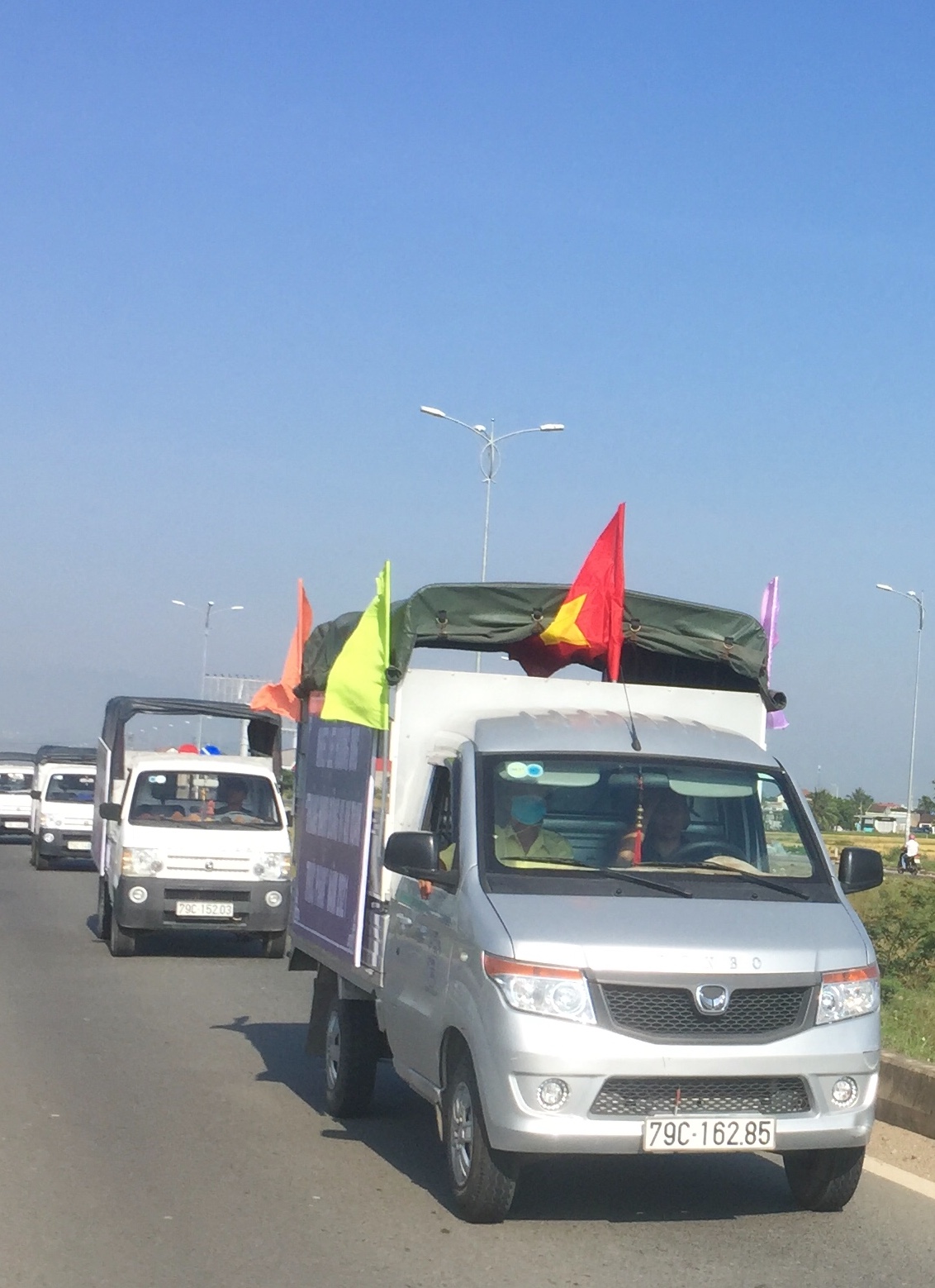 Đội xe tuyên truyền lưu động diễu hành trên các trục đường lớn huyện Diên Khánh.