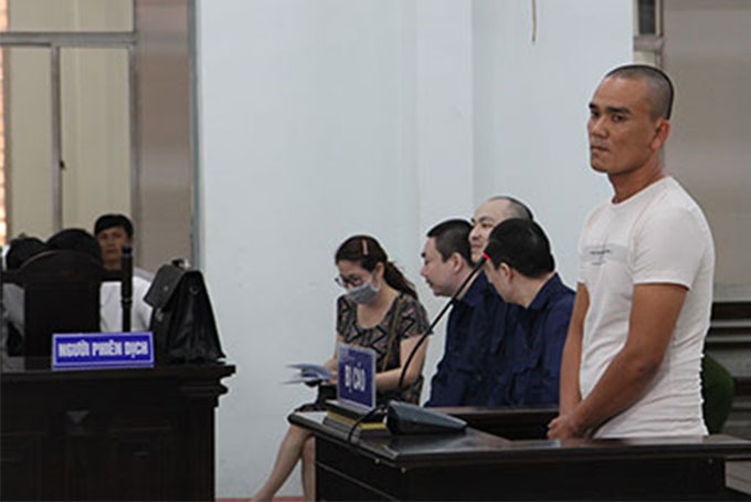 Bênh người bằng… dao