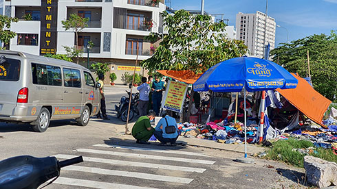 Một người đàn ông chết bên lề đường