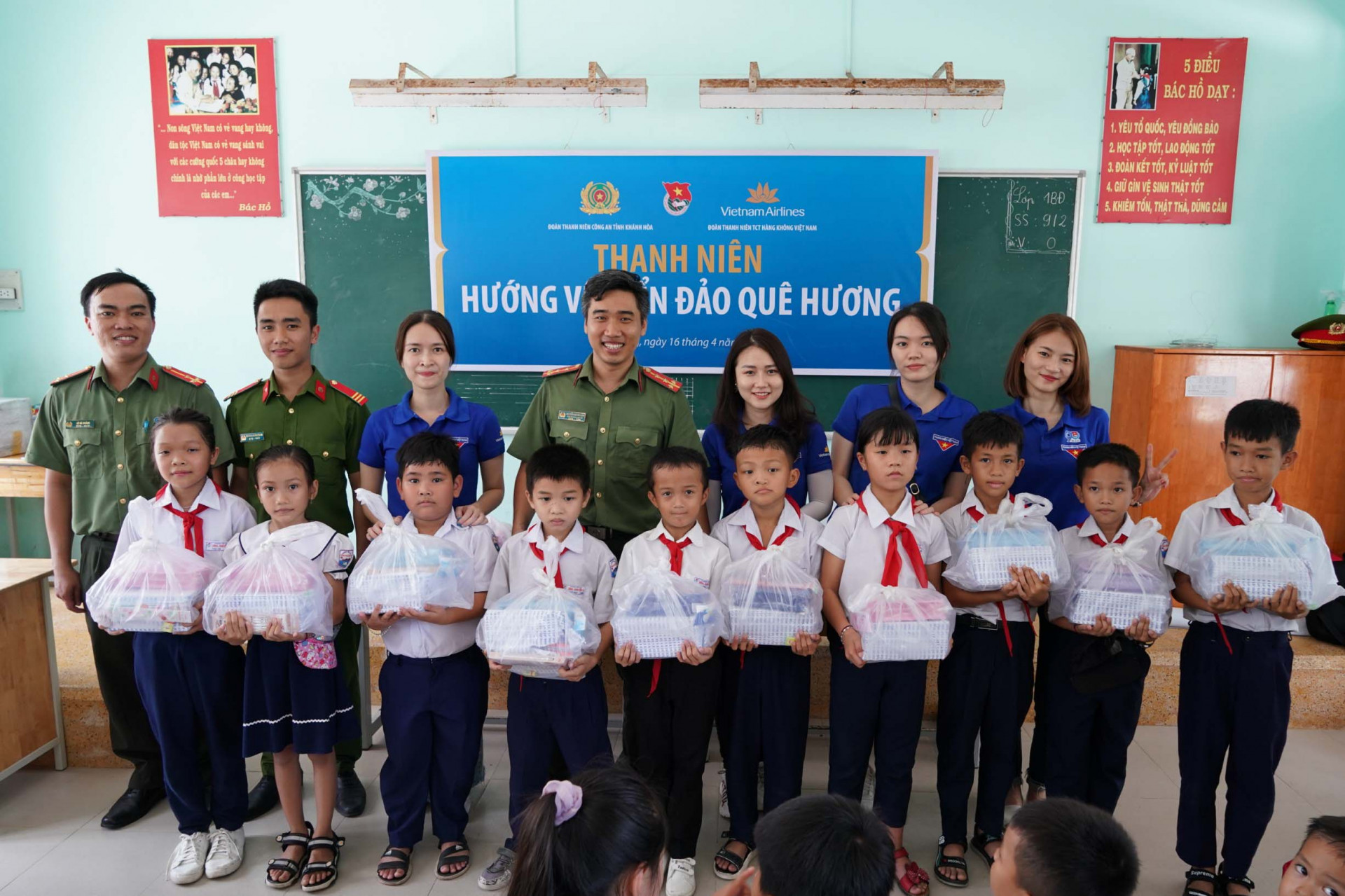 Đoàn viên, thanh niên hai đơn vị trao quà cho học sinh nghèo vượt khó học giỏi tại điểm trường Tiểu học Vĩnh Nguyên 3