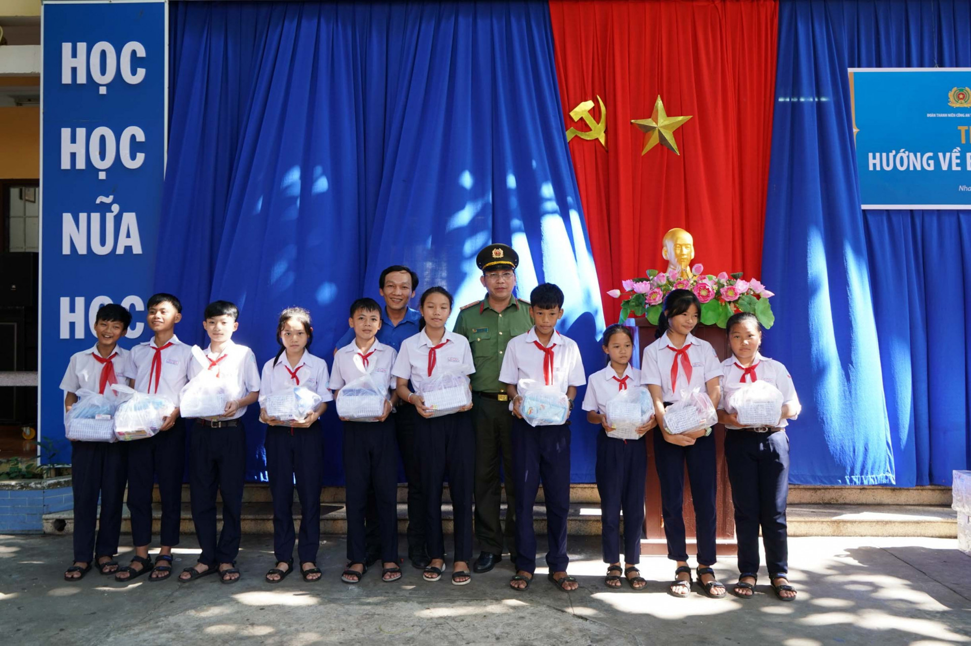 Các đại biểu trao quà cho học sinh nghèo vượt khó học giỏi tại Trường THCS Bạch Đằng (đảo Trí nguyên)
