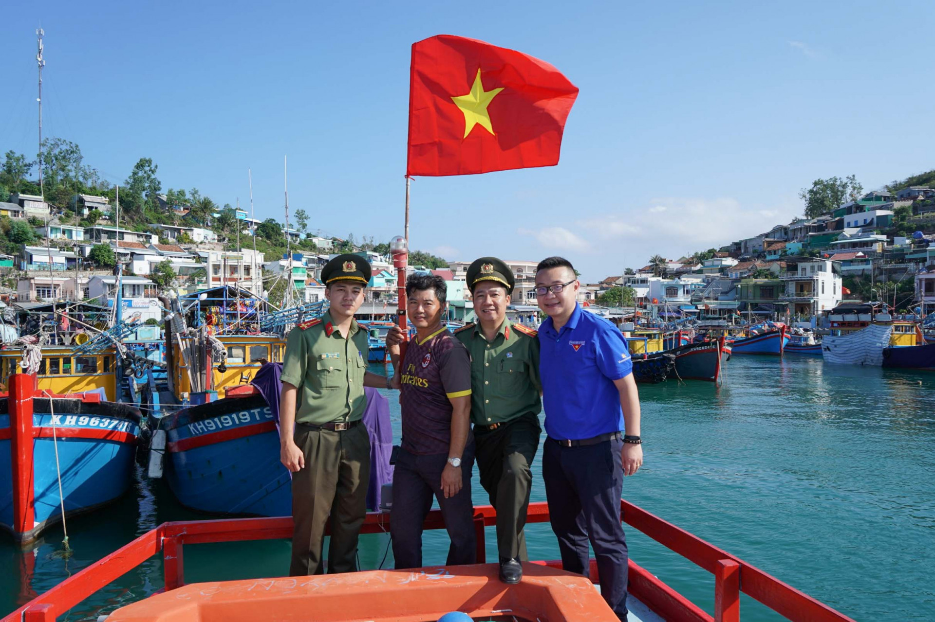 Trao tặng cờ Tổ quốc cho các ngư dân