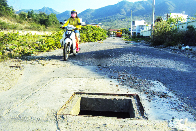 Hố nguy hiểm nằm giữa đường