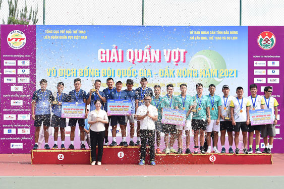 CLB Hải Đăng 1 nhận danh hiệu vô địch đồng đội nam.
