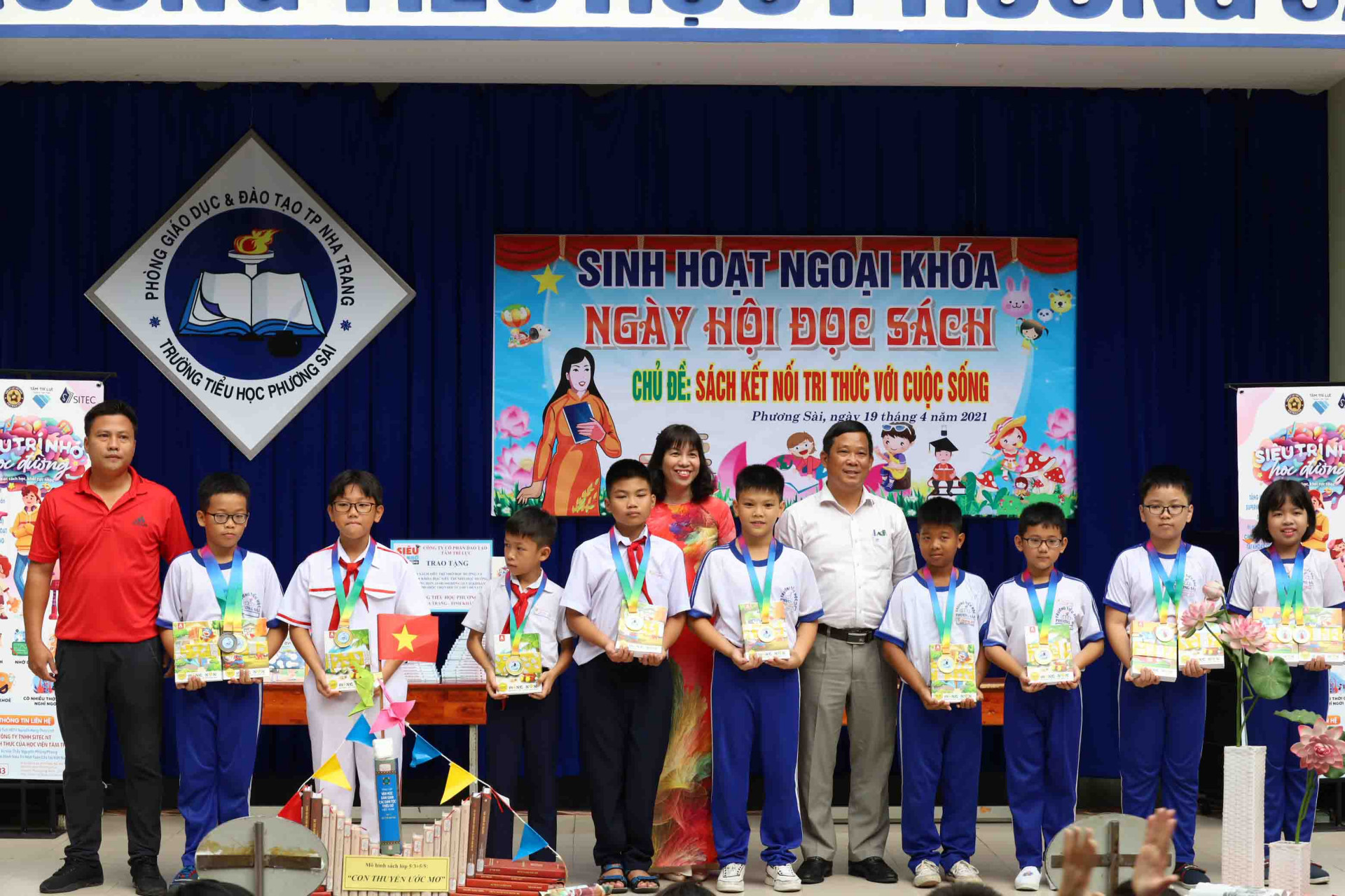 Lãnh đạo Trường Tiểu học Phương Sài trao thưởng cho các học sinh đạt giải cao tại Hội khỏe Phù Đổng tỉnh Khánh Hòa năm học 2020 - 2021.
