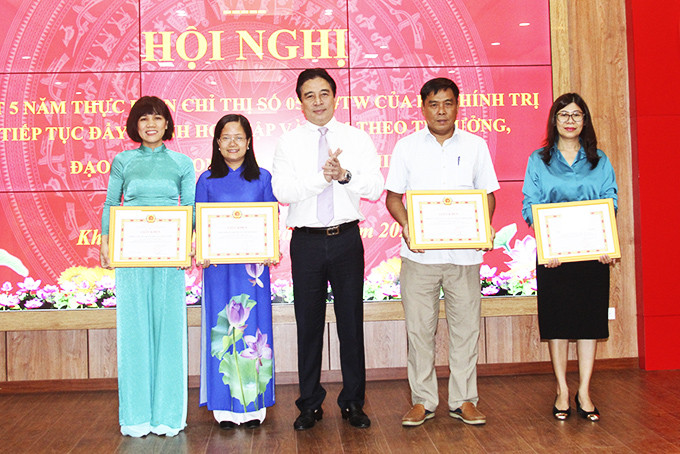 Đồng chí Nguyễn Khắc Toàn trao giấy khen  của Đảng ủy Khối Các cơ quan tỉnh cho 4 tập thể.