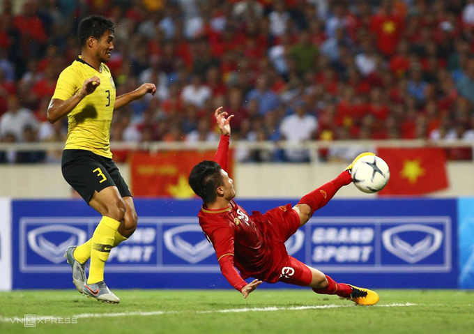 Quang Hải vô lê thành bàn giúp Việt Nam đánh bại Malaysia ở trận lượt đi trên sân Mỹ Đình. Ảnh: Lâm Thoả.