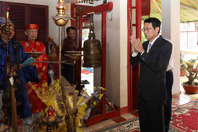 Dinh Van Thieu offering incense to Great King Tran Quoc Tuan