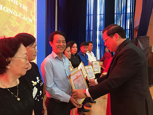Ông Lê Hữu Thọ trao giấy khen cho các tập thể xuất sắc trong thực hiện Chỉ thị 05.