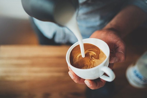 Pha nhiều sữa đặc với cà phê có thể làm tăng lượng chất béo trong cơ thể. Ảnh: AFP
