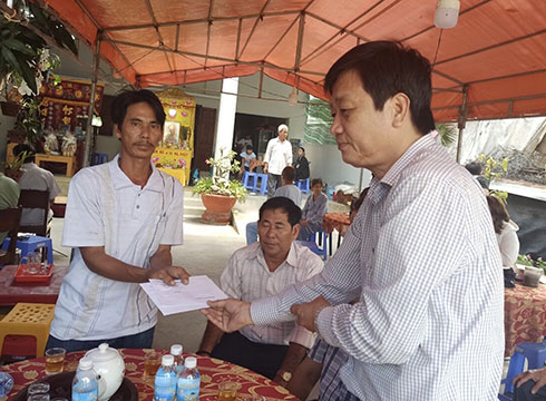 UBMTTQ Việt Nam tỉnh Khánh Hòa thăm, động viên 4 gia đình học sinh bị đuối nước