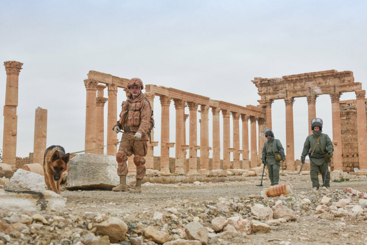 Các kỹ sư tại Trung tâm Hành động Quốc tế của lực lượng không quân vũ trụ Nga rà phá bom mìn thành phố cổ của Palmyra, Syria. Ảnh: Sputnik
