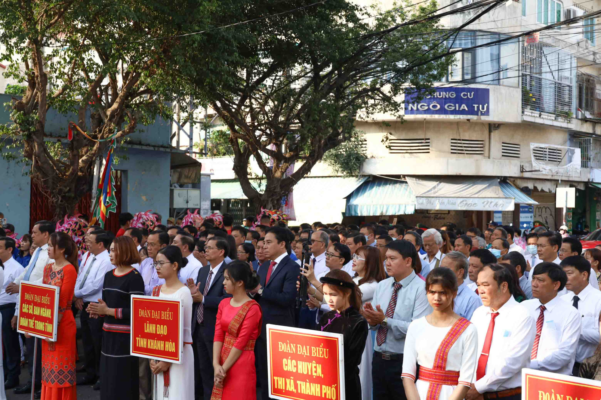 Các đại biểu về tham dự Lễ dâng hương tưởng niệm các Vua Hùng. 