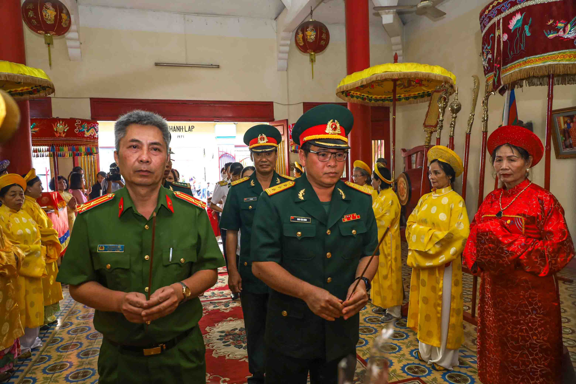 Đại diện các lực lượng vũ trang tỉnh Khánh Hòa vào dâng hương. 