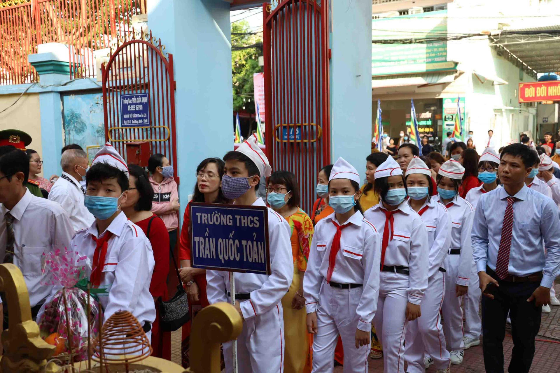 Các em học sinh Trường THCS Trần Quốc Toản (TP.Nha Trang) đến tưởng nhớ các Vua Hùng. 