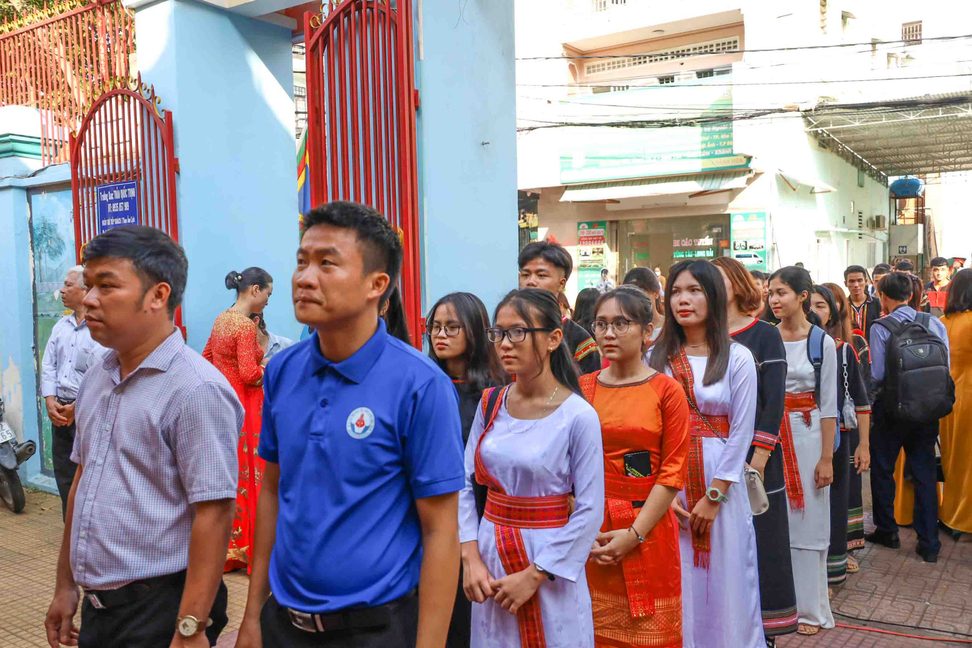 Các em học sinh Trường dự bị đại học dân tộc Trung ương Nha Trang đên tham gia lễ dâng hương tưởng niệm các Vua Hùng. 