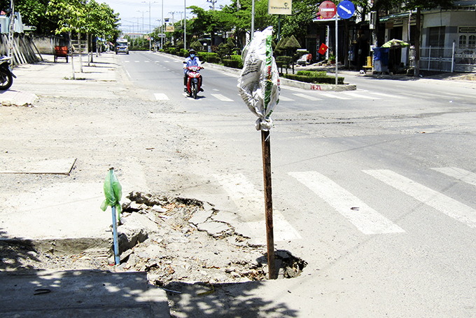 Mặt đường bị sụt lún