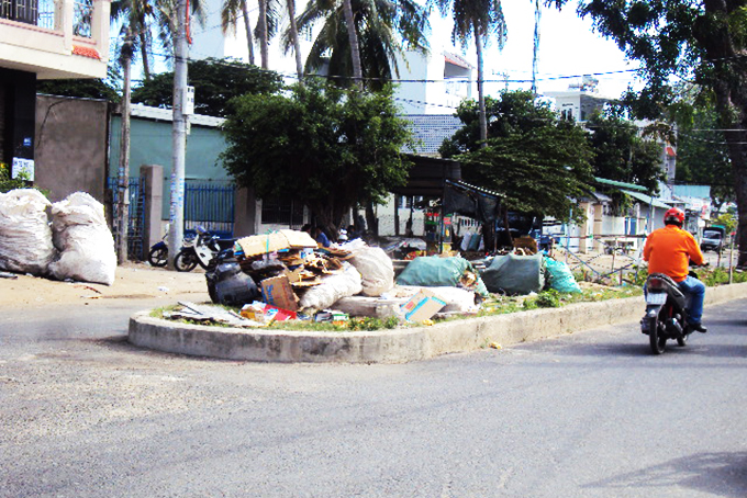 Để phế liệu trên dải phân cách