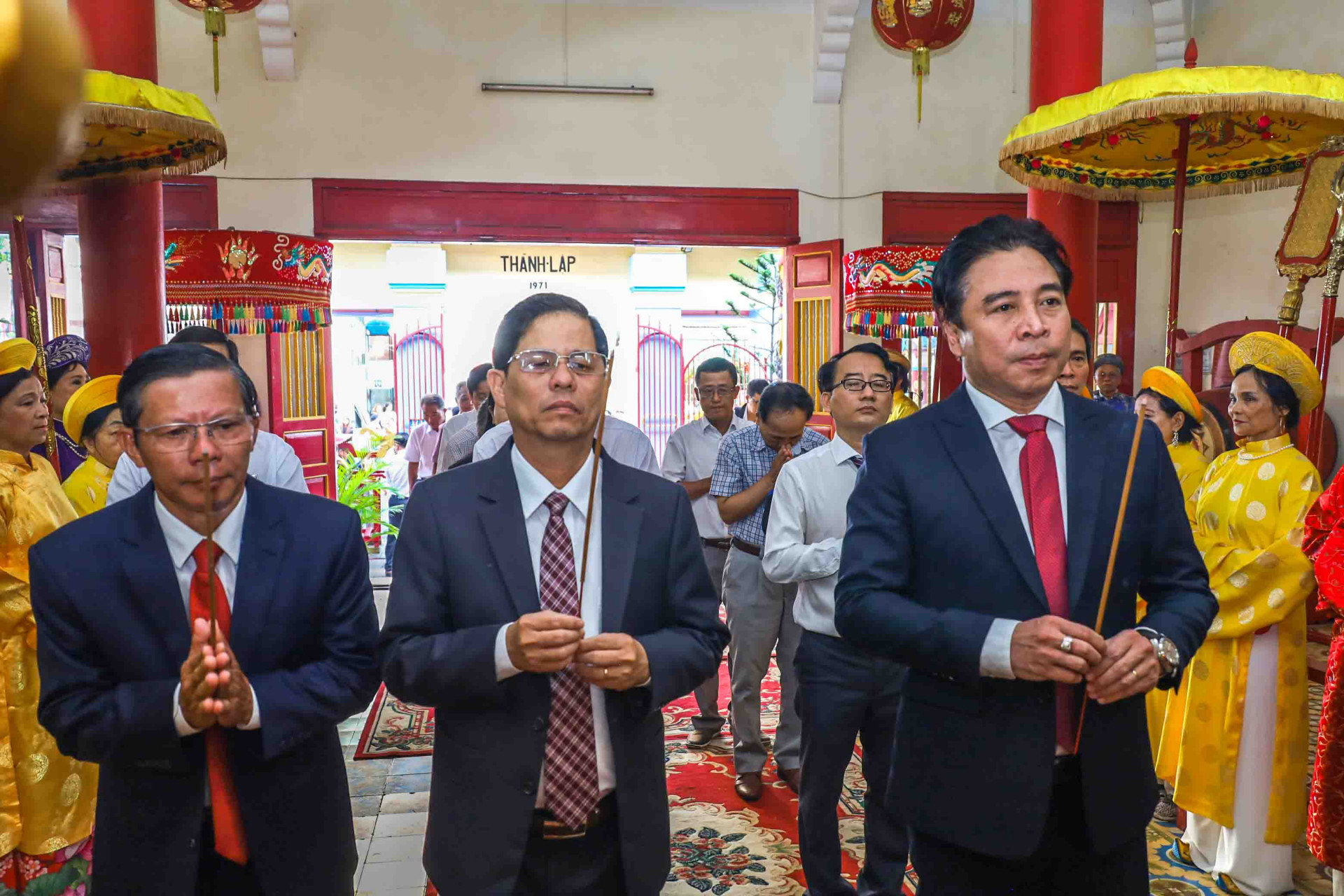 Khanh Hoa’s leadership offering incense in tribute to the Kings