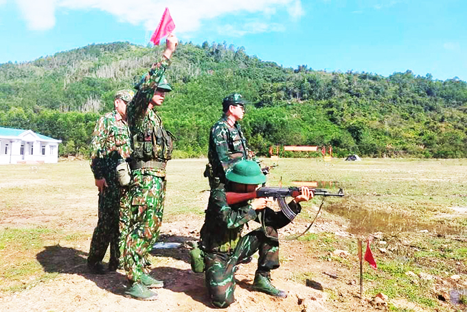 Kiểm tra bắn đạn thật cho chiến sĩ mới