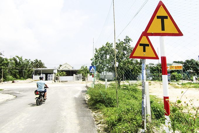 Cần thu hồi biển báo giao thông cũ