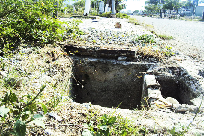 Hố trên vỉa hè