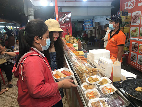 Rất đông người dân mua sản phẩm táo của tỉnh Ninh Thuận