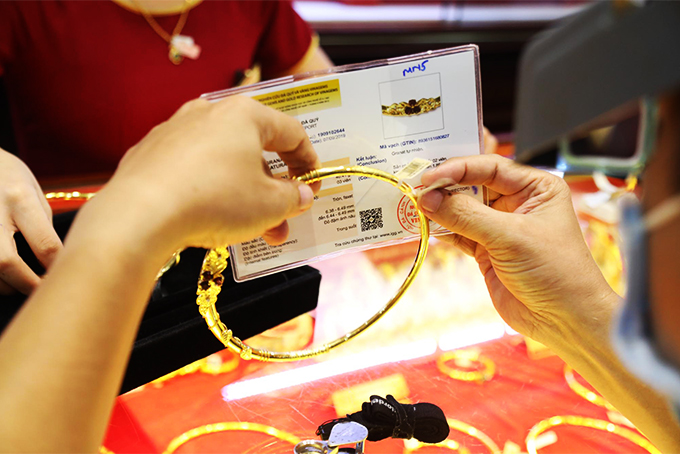 Giá vàng hôm nay 23.4.2021: Thế giới giảm nhanh, trong nước vẫn tăng