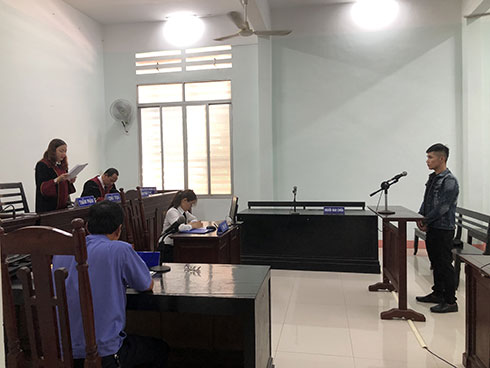 Đập phá xe vợ cũ vì chở con tới trễ