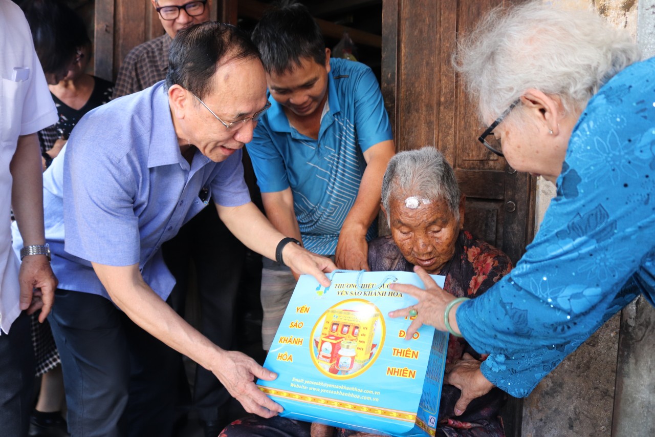 Thăm, tặng quà người cao tuổi khó khăn tỉnh Khánh Hòa