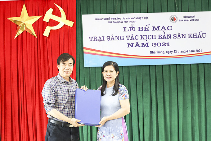 NSND, đạo diễn Giang Mạnh Hà - Phó Chủ tịch  Hội Nghệ sĩ Sân khấu Việt Nam (bên trái) trao tặng tập kịch bản cho đại diện Nhà Sáng tác Nha Trang. 