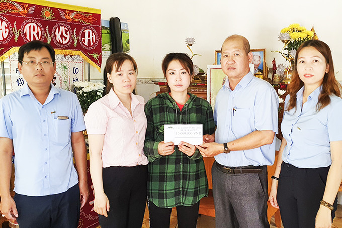 Ông Hoàng Minh Thắng - Giám đốc MIC Khánh Hòa trao số tiền bảo hiểm cho phụ huynh em N.T.H tại Hòa Do 2, Cam Phúc Bắc, TP. Cam Ranh.