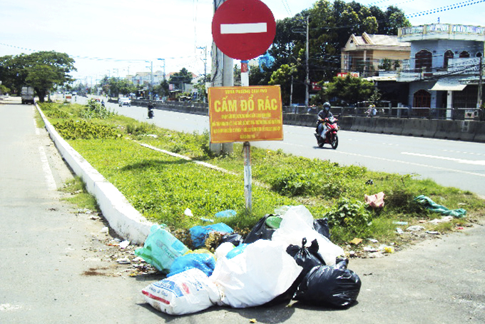 Đổ rác trên dải phân cách