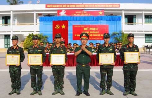 Đại tá Lê Xuân Hùng -  Hiệu trưởng nhà trường trao giấy khen cho các cá nhân tiêu biểu trong đào tạo giai đoạn 1.