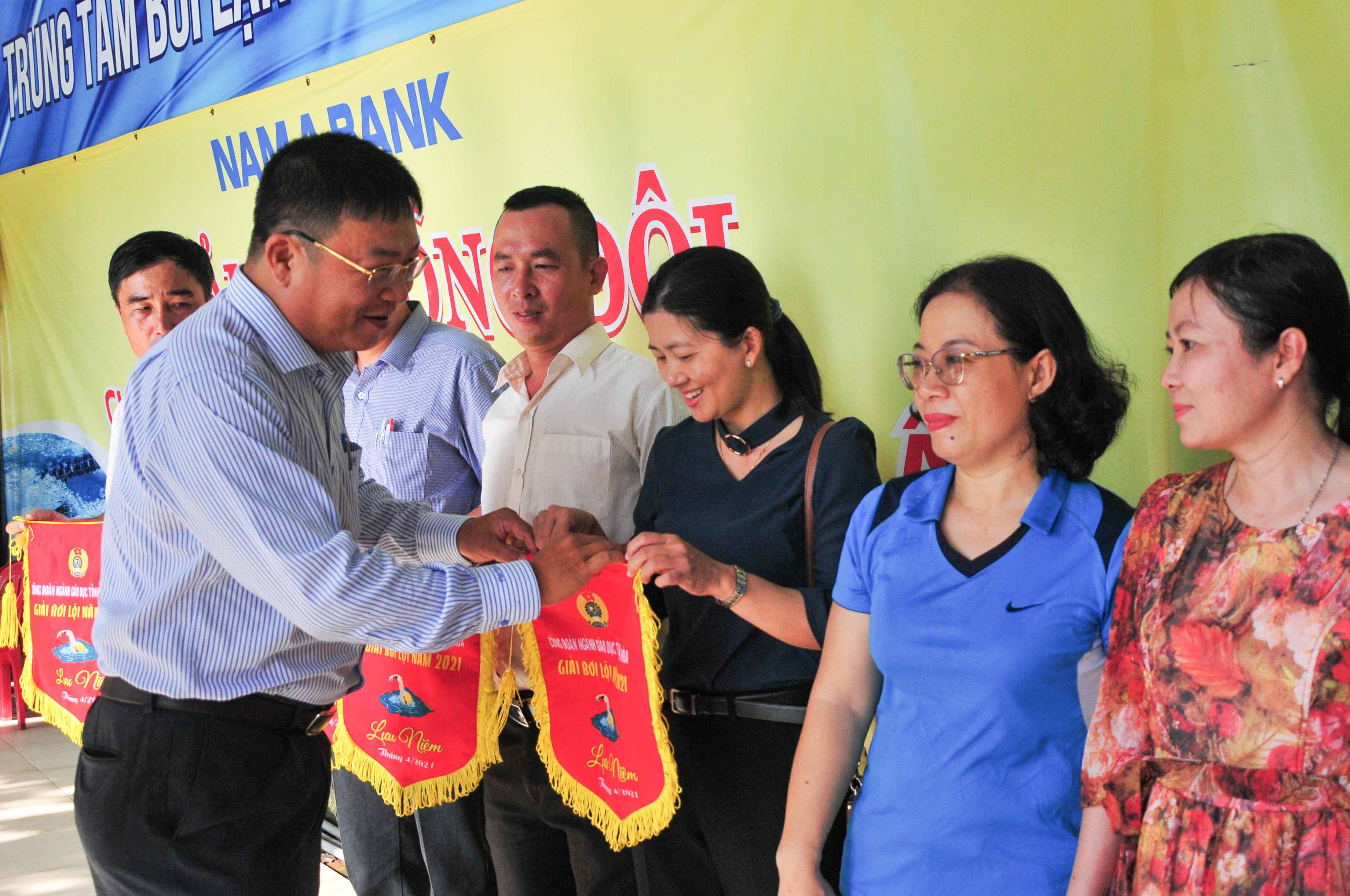 Giải bơi lội các đơn vị trực thuộc Công đoàn ngành giáo dục: 167 vận động viên tham gia