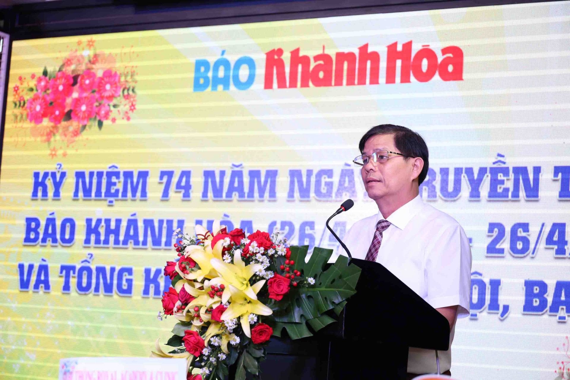 Ông Nguyễn Tấn Tuân phát biểu tại buổi lễ kỷ niệm. 
