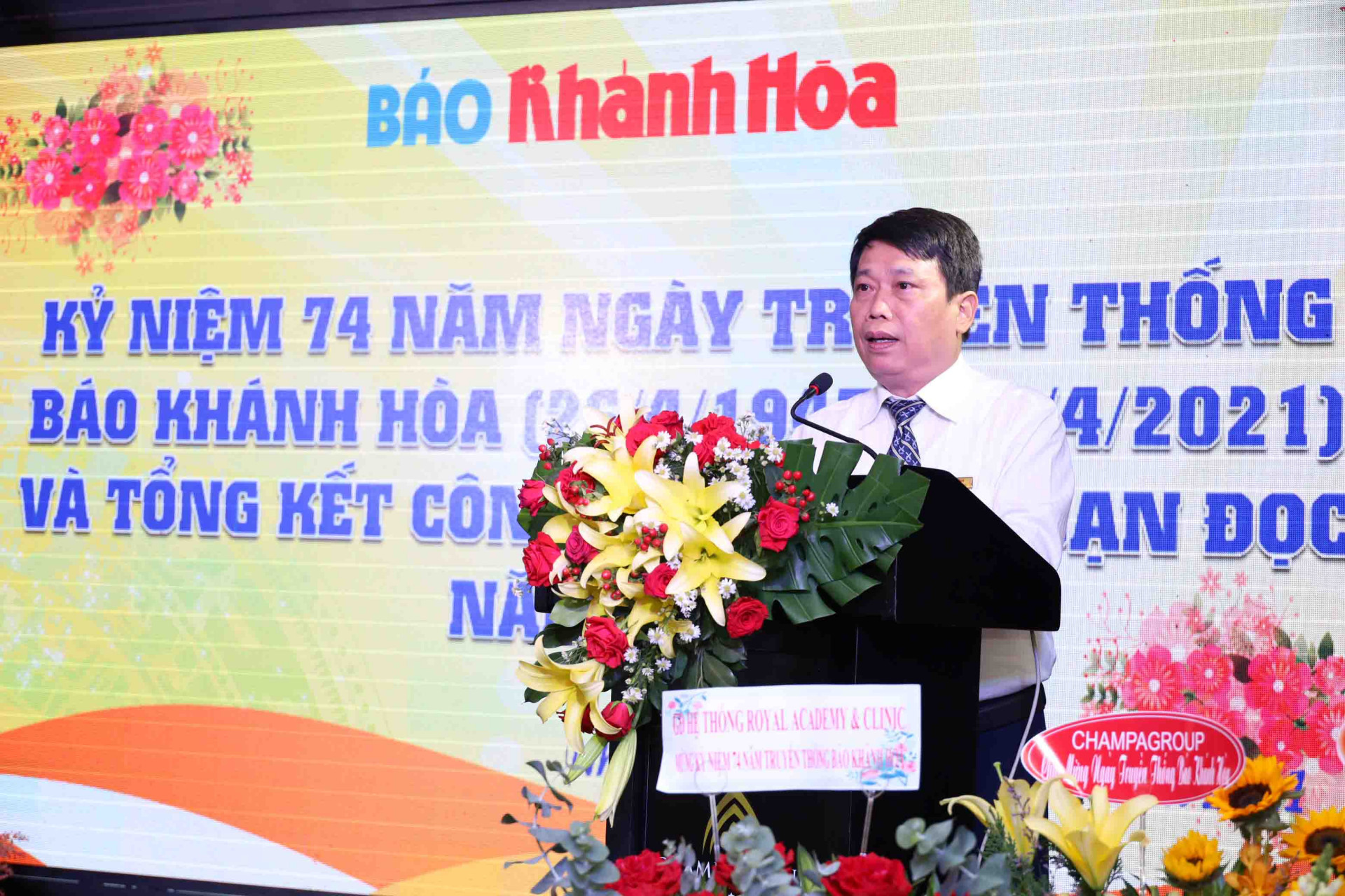 Ông Trần Duy Hưng - Tổng Biên tập Báo Khánh Hòa đọc diễn văn ôn lại truyền thống 74 năm Báo Khánh Hòa. 