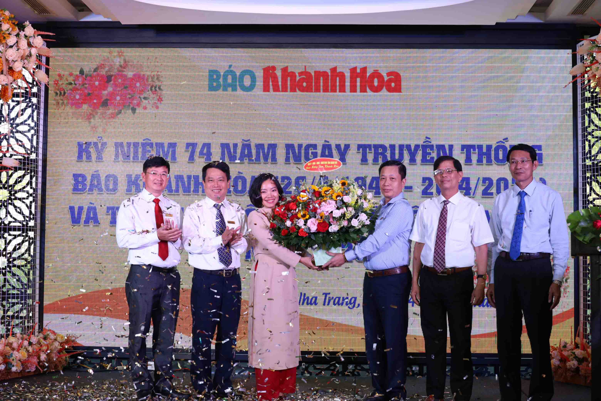 Lãnh đạo tỉnh Khánh Hòa tặng hoa chúc mừng ngày truyền thống của Báo Khánh Hòa.