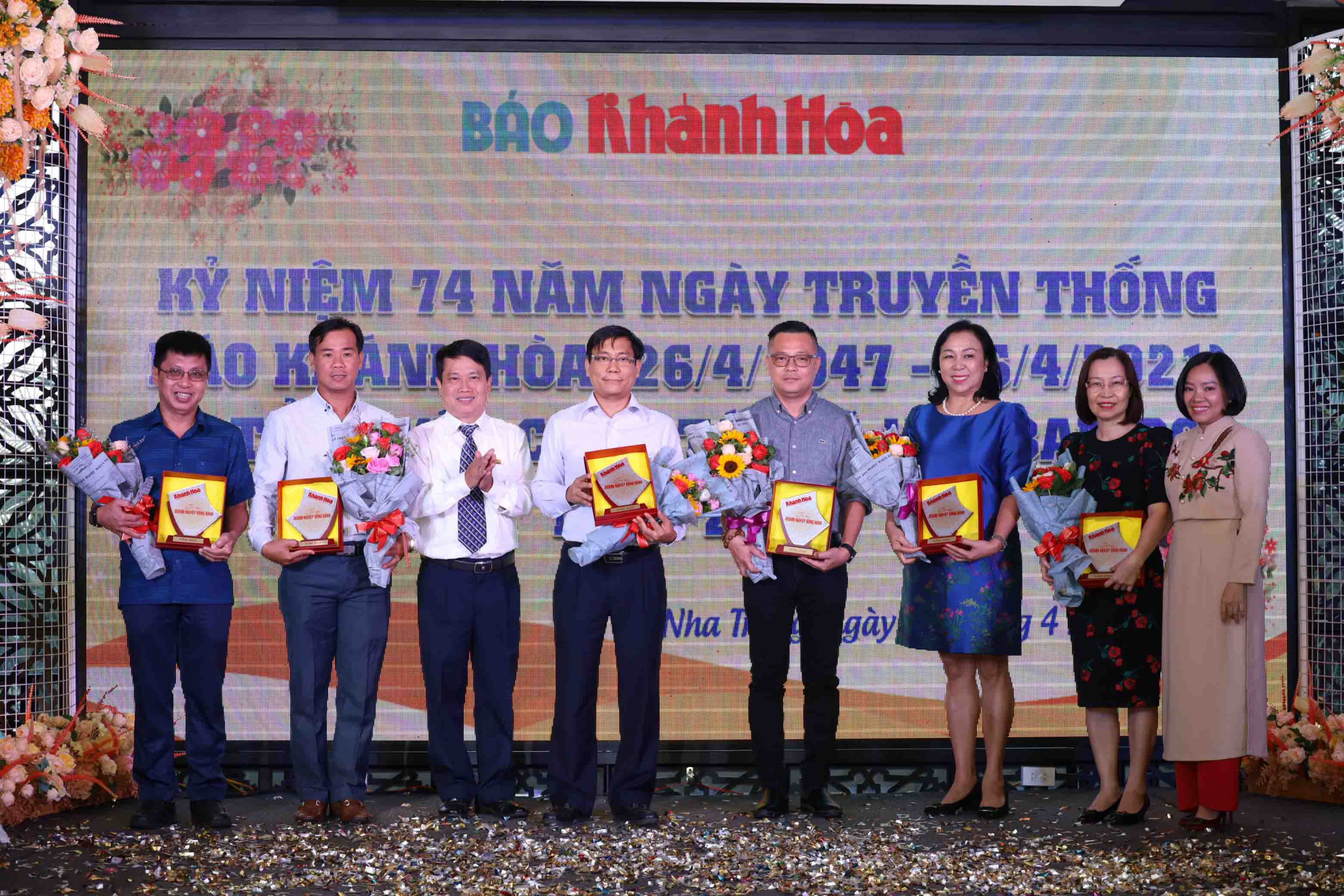 Lãnh đạo Báo Khánh Hòa trao kỷ niệm chương tri ân các doanh nghiệp, cá nhân đã đồng hành trong năm 2020.