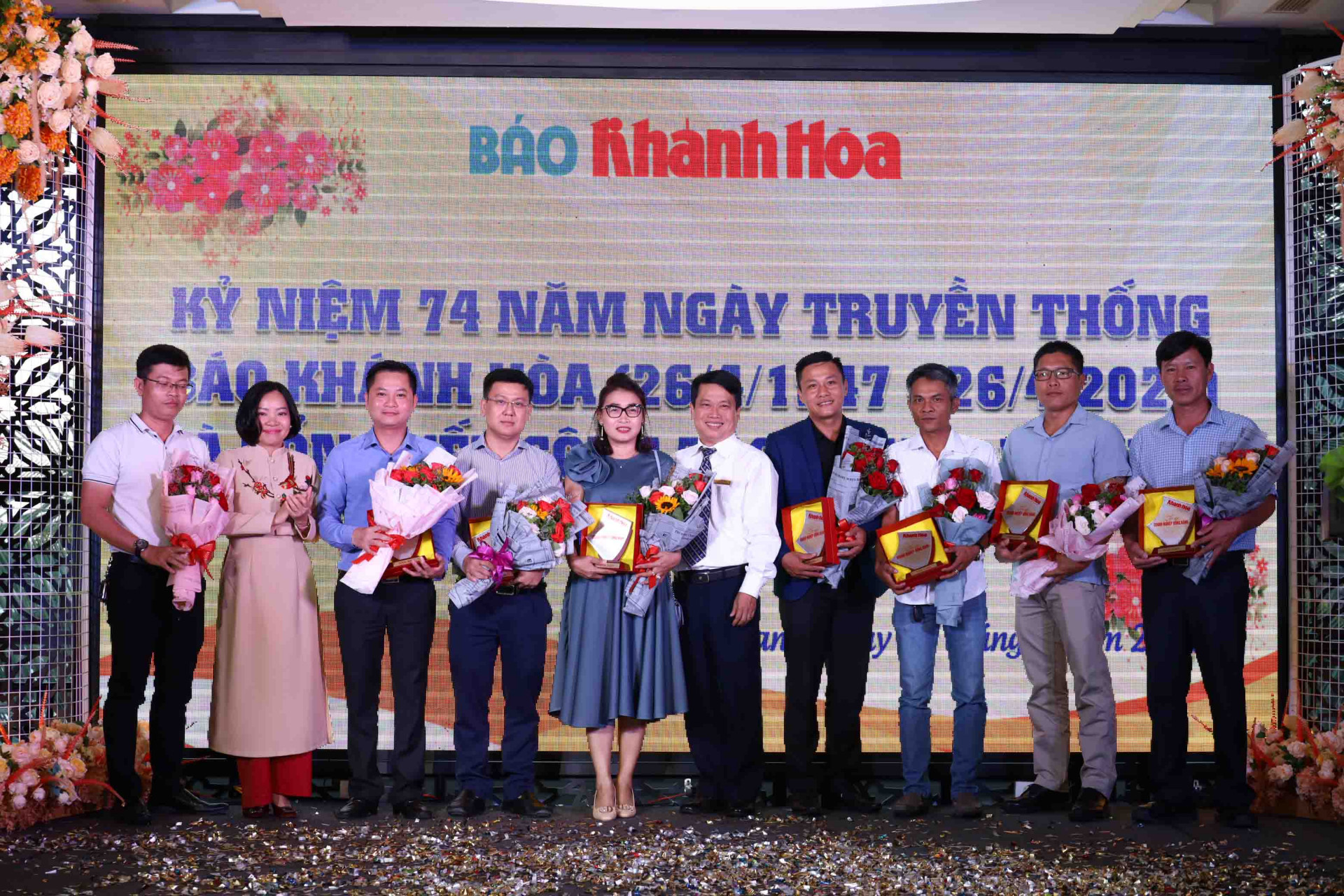 Lãnh đạo Báo Khánh Hòa trao kỷ niệm chương tri ân các doanh nghiệp, cá nhân đã đồng hành trong năm 2020. 