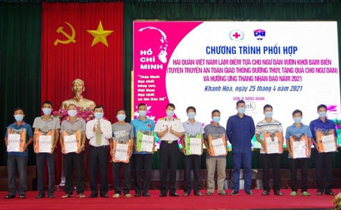 Đại diện các đơn vị trao tặng áo phao cho ngư dân.