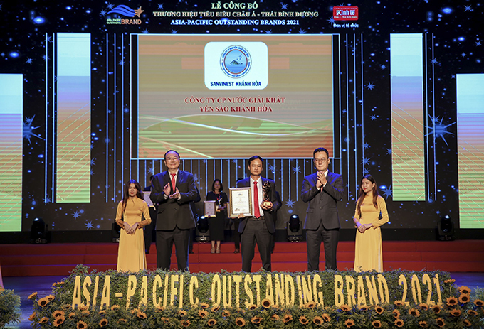 Đại diện Công ty Cổ phần Nước giải khát Yến Sào Khánh nhận giải Top 10 Thương hiệu tiêu biểu hội nhập Châu Á - Thái Bình Dương