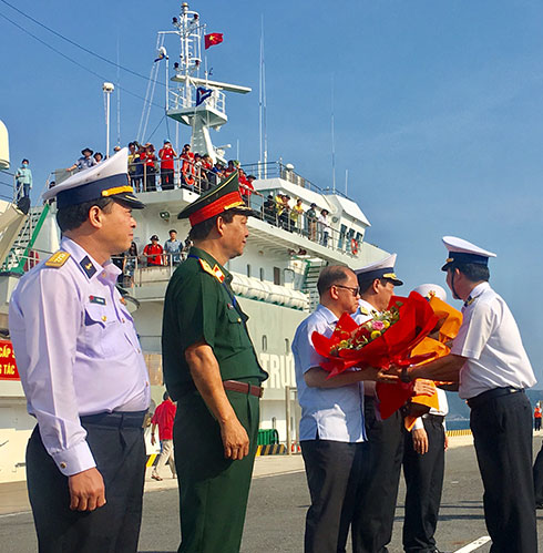 Lãnh đạo Vùng 4 Hải Quân tặng hoa cho ông Nguyễn Anh Tuấn - phó đoàn công tác số 4