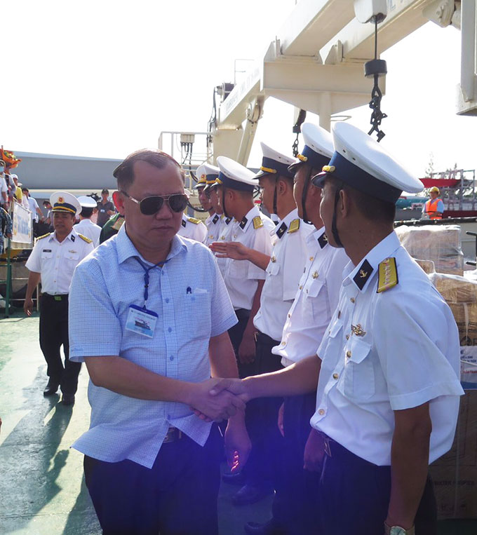 Ông Nguyễn Anh Tuấn bắt tay chào các chiến sĩ trên tàu.